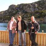 Gutta p brygga utenfor hotellet p Rvr